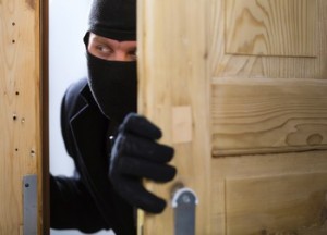 6 Signs That Invite Thieves to Target Your Empty Home